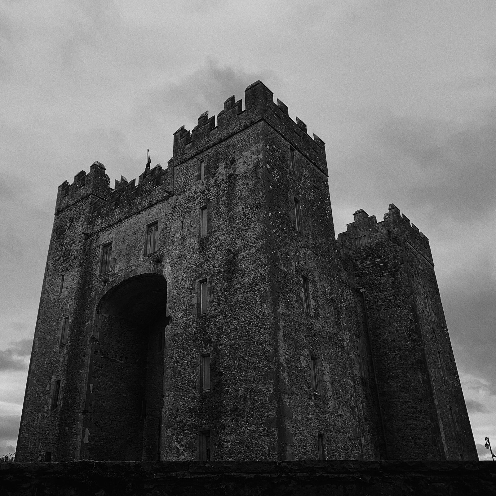 Image remixée d'une tour du fort dominant la ville de Carcarault.