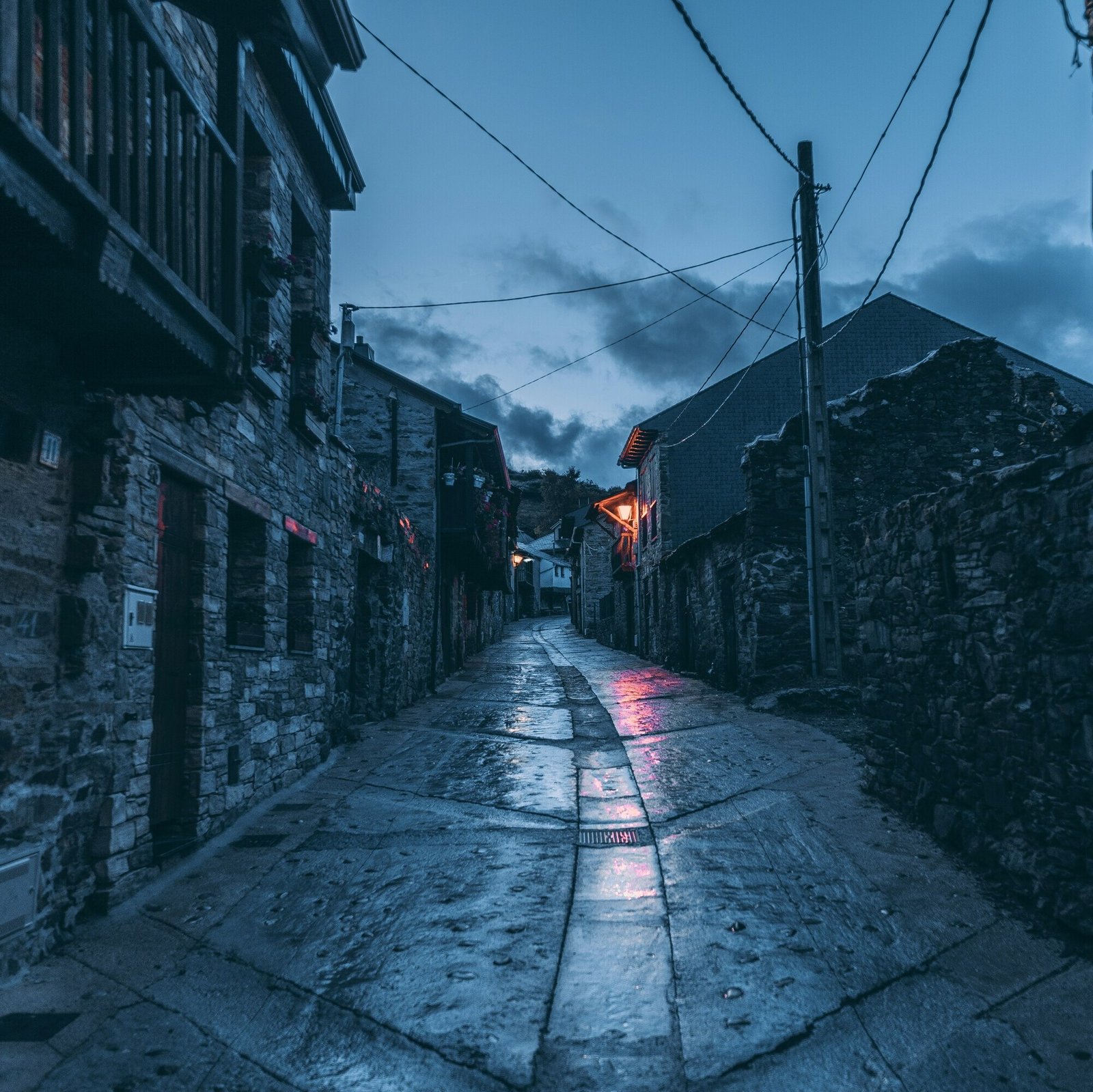 Image remixée d'une rue du village d'Aubernesse.